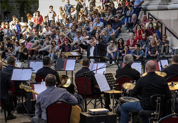 A Szent István-bazilika előtt adott koncertet a Magyar Állami Operaház Zenekara